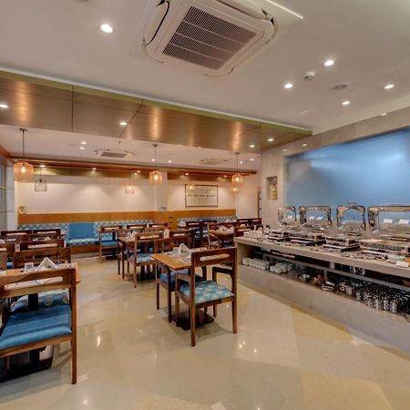 The Beacon Hotel Vadodara Buitenkant foto
