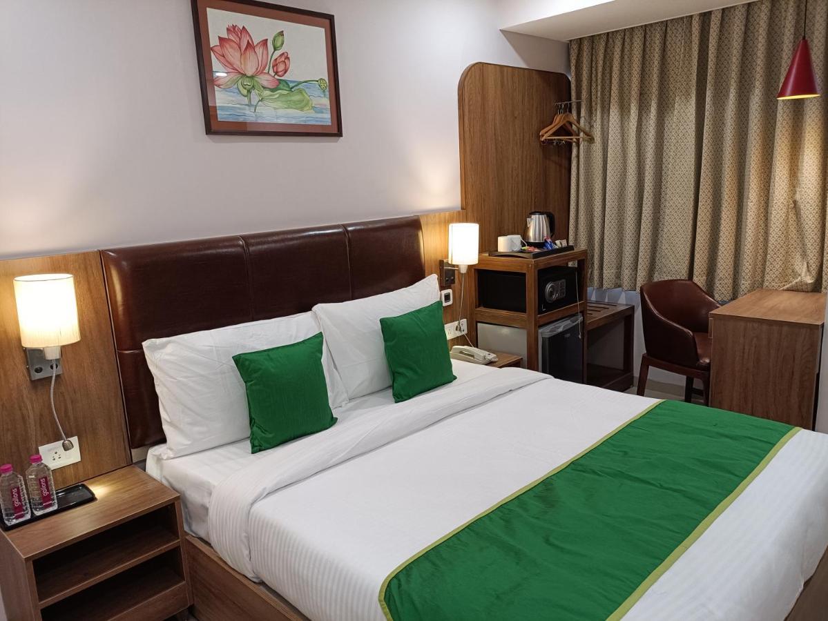 The Beacon Hotel Vadodara Buitenkant foto