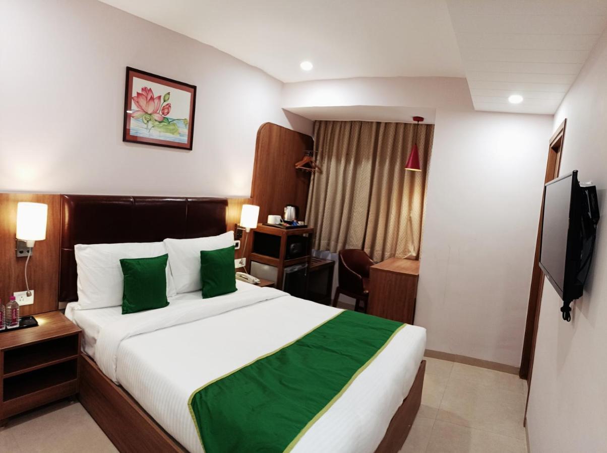 The Beacon Hotel Vadodara Buitenkant foto