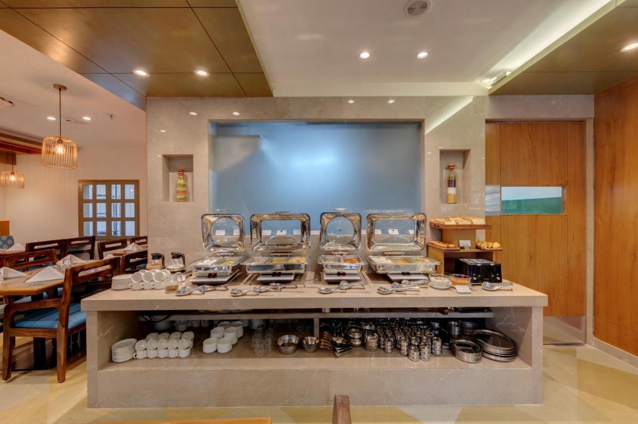 The Beacon Hotel Vadodara Buitenkant foto