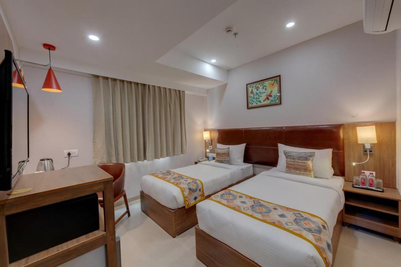 The Beacon Hotel Vadodara Buitenkant foto