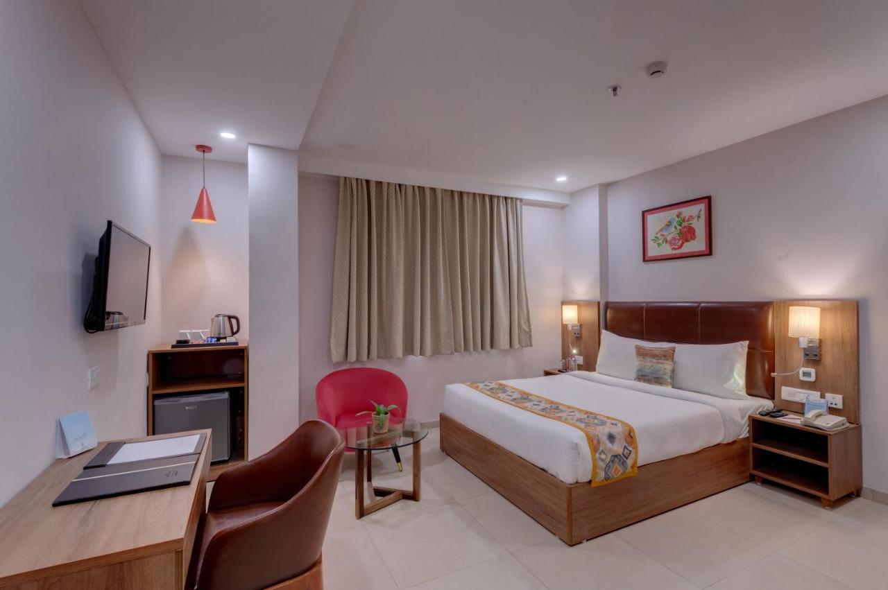The Beacon Hotel Vadodara Buitenkant foto