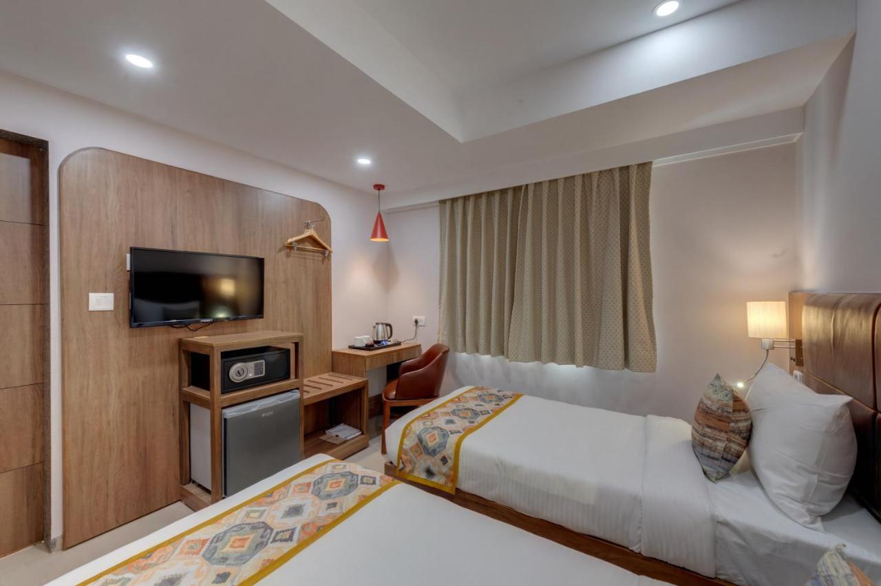The Beacon Hotel Vadodara Buitenkant foto
