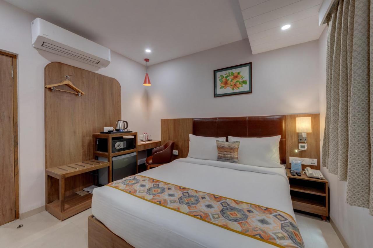 The Beacon Hotel Vadodara Buitenkant foto